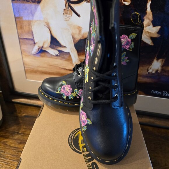 Dr. Doc Martens 1460 Vonda II Women’s 5 Black Leather 8-Eye Lace Up Ankle Boots - Picture 2 of 13